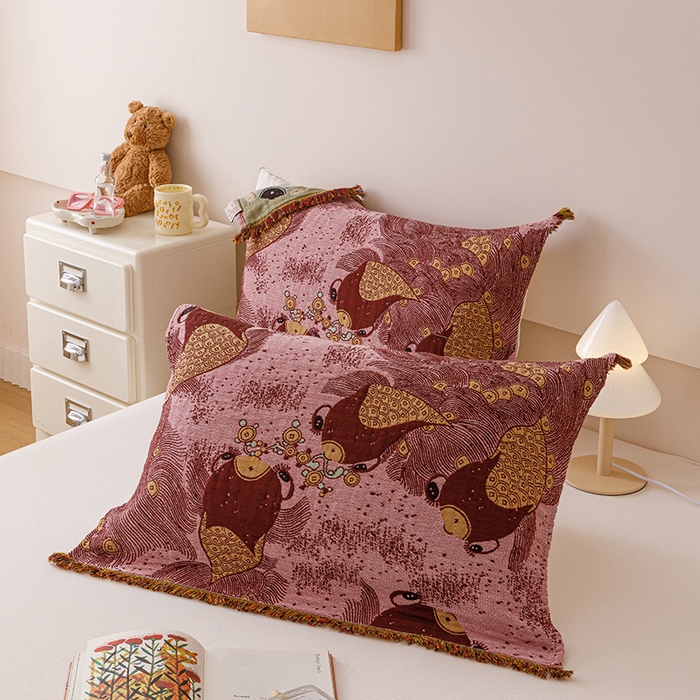 91家纺网 家纺一手货源 找家纺 麻依 2025新款四层纱布全棉新年大红枕巾流苏婚庆枕盖 锦鲤