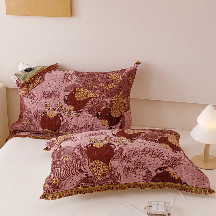 91家纺网 家纺一手货源 找家纺 麻依 2025新款四层纱布全棉新年大红枕巾流苏婚庆枕盖 锦鲤