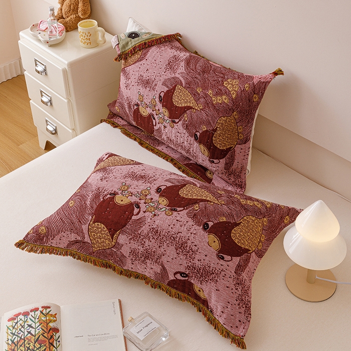 91家纺网 家纺一手货源 找家纺 麻依 2025新款四层纱布全棉新年大红枕巾流苏婚庆枕盖 锦鲤