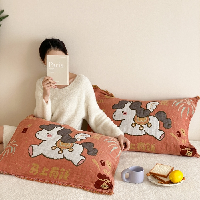 91家纺网 家纺一手货源 找家纺 麻依 2025新款四层纱布全棉新年大红枕巾流苏婚庆枕盖 马上有钱