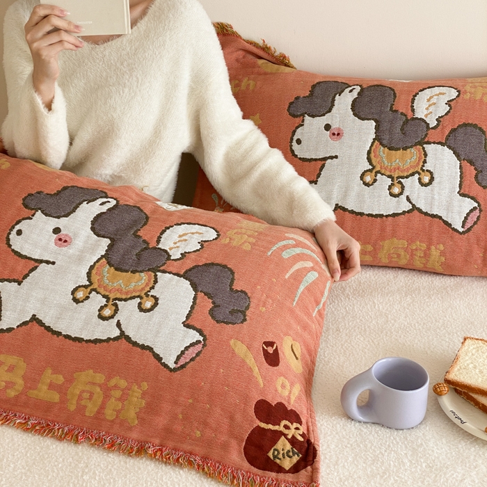 91家纺网 家纺一手货源 找家纺 麻依 2025新款四层纱布全棉新年大红枕巾流苏婚庆枕盖 马上有钱