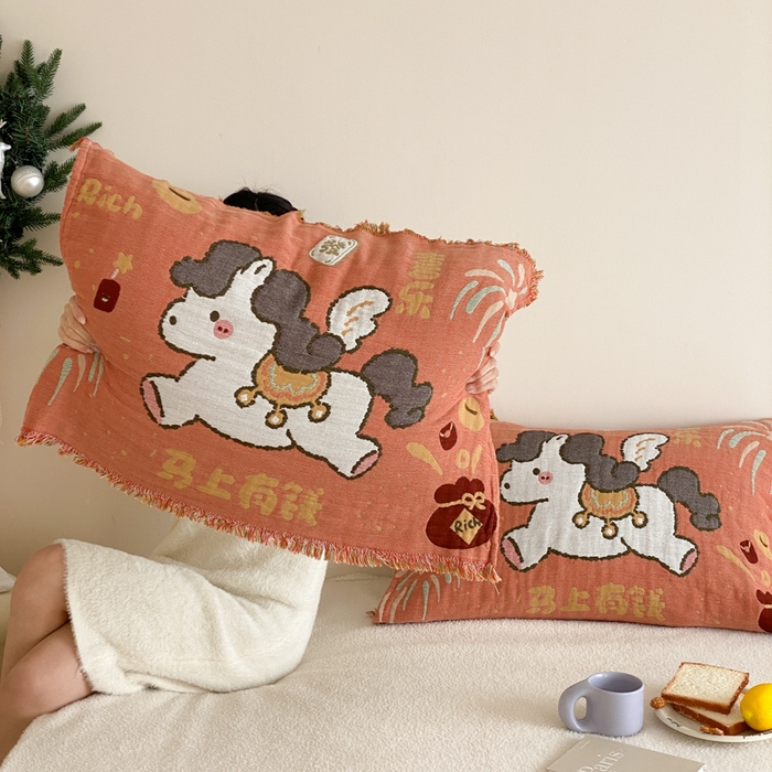 91家纺网 家纺一手货源 找家纺 麻依 2025新款四层纱布全棉新年大红枕巾流苏婚庆枕盖 马上有钱