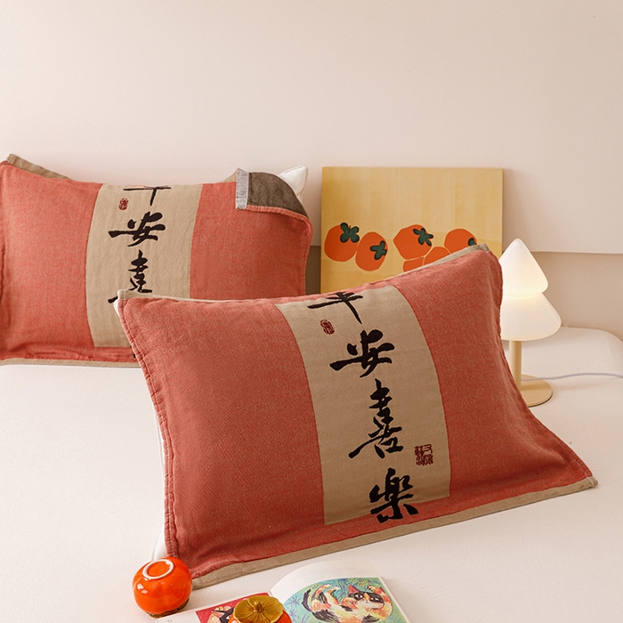 91家纺网 家纺一手货源 找家纺 麻依 2025新款四层纱布全棉新年大红枕巾流苏婚庆枕盖 平安喜乐