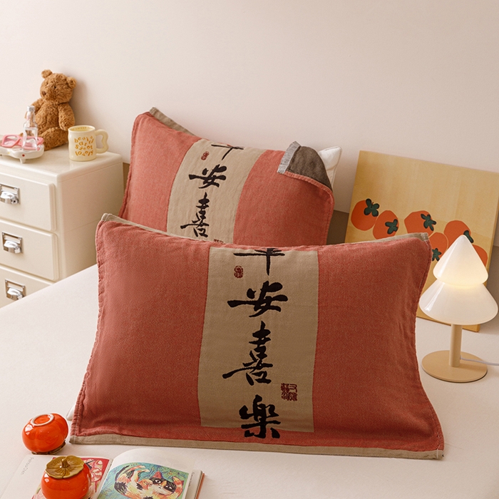 91家纺网 家纺一手货源 找家纺 麻依 2025新款四层纱布全棉新年大红枕巾流苏婚庆枕盖 平安喜乐