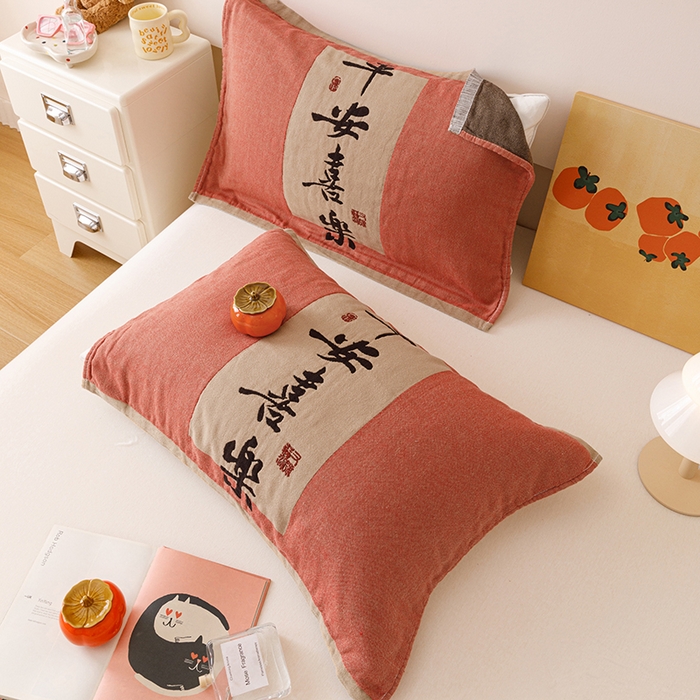 91家纺网 家纺一手货源 找家纺 麻依 2025新款四层纱布全棉新年大红枕巾流苏婚庆枕盖 平安喜乐