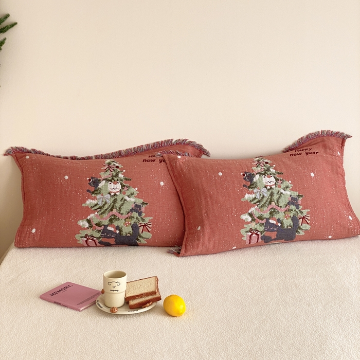 91家纺网 家纺一手货源 找家纺 麻依 2025新款四层纱布全棉新年大红枕巾流苏婚庆枕盖 圣诞小猫
