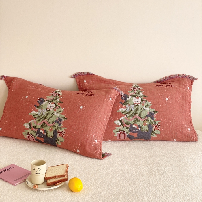 91家纺网 家纺一手货源 找家纺 麻依 2025新款四层纱布全棉新年大红枕巾流苏婚庆枕盖 圣诞小猫