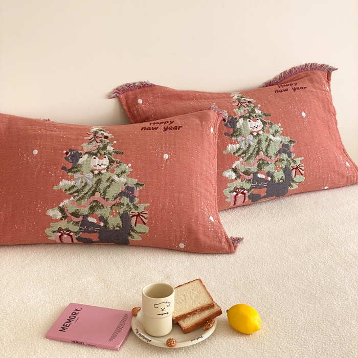 91家纺网 家纺一手货源 找家纺 麻依 2025新款四层纱布全棉新年大红枕巾流苏婚庆枕盖 圣诞小猫