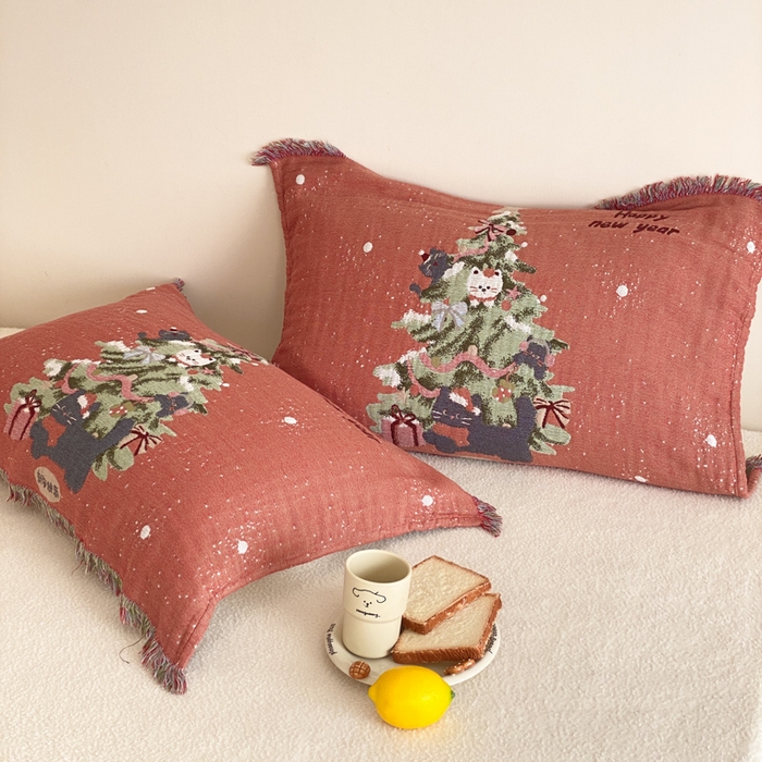 91家纺网 家纺一手货源 找家纺 麻依 2025新款四层纱布全棉新年大红枕巾流苏婚庆枕盖 圣诞小猫