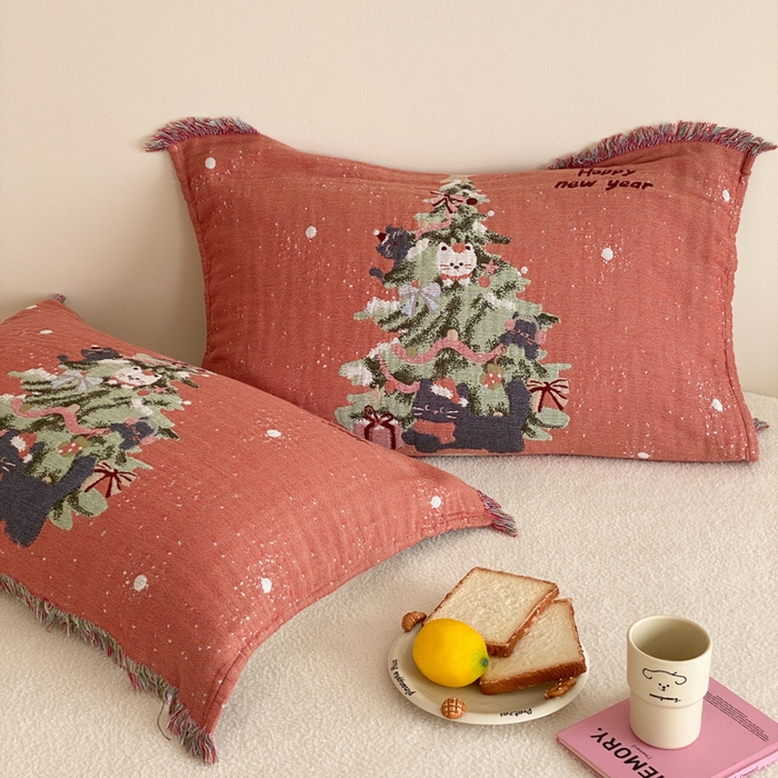 91家纺网 家纺一手货源 找家纺 麻依 2025新款四层纱布全棉新年大红枕巾流苏婚庆枕盖 圣诞小猫