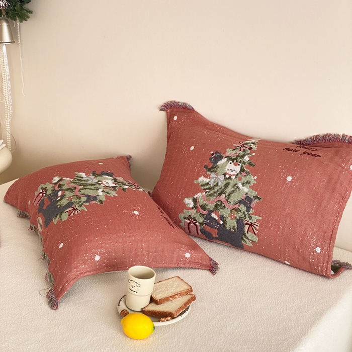 91家纺网 家纺一手货源 找家纺 麻依 2025新款四层纱布全棉新年大红枕巾流苏婚庆枕盖 圣诞小猫