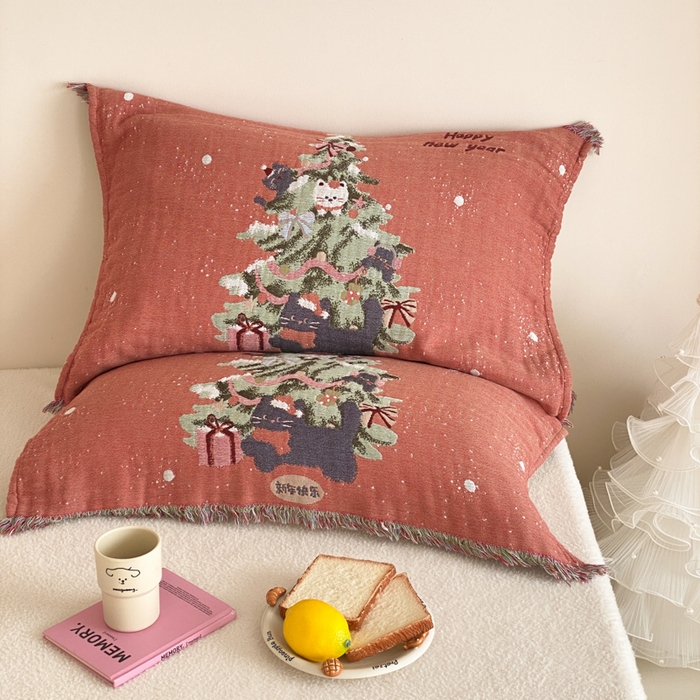 91家纺网 家纺一手货源 找家纺 麻依 2025新款四层纱布全棉新年大红枕巾流苏婚庆枕盖 圣诞小猫