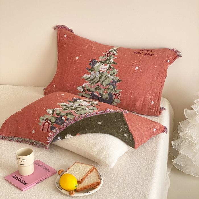 91家纺网 家纺一手货源 找家纺 麻依 2025新款四层纱布全棉新年大红枕巾流苏婚庆枕盖 圣诞小猫