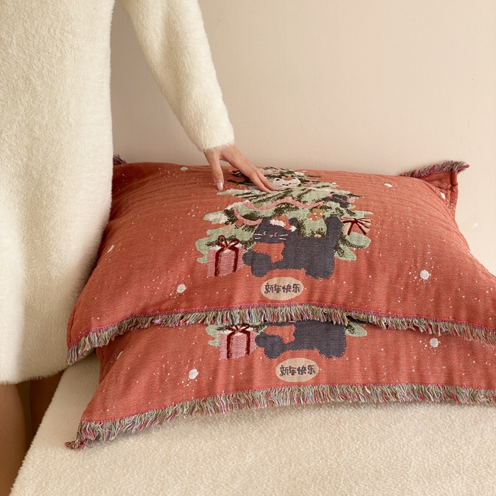 91家纺网 家纺一手货源 找家纺 麻依 2025新款四层纱布全棉新年大红枕巾流苏婚庆枕盖 圣诞小猫