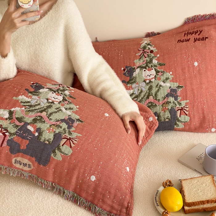 91家纺网 家纺一手货源 找家纺 麻依 2025新款四层纱布全棉新年大红枕巾流苏婚庆枕盖 圣诞小猫