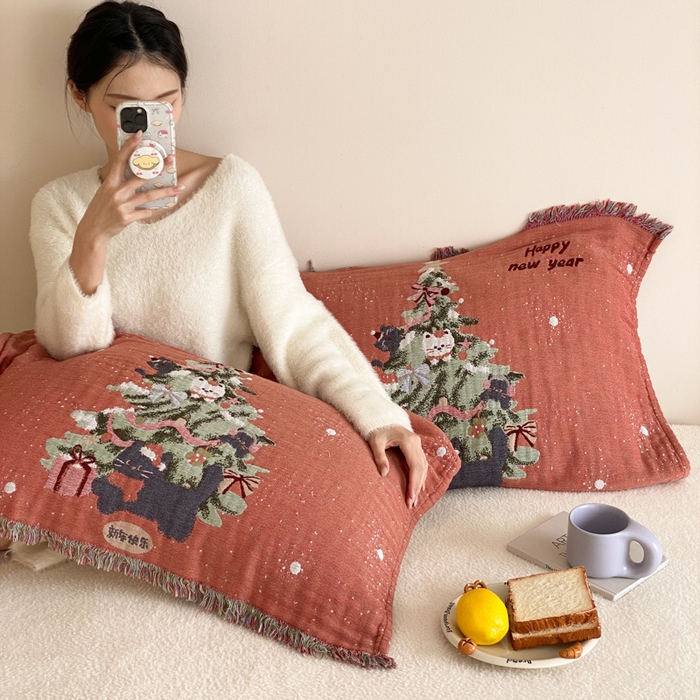 91家纺网 家纺一手货源 找家纺 麻依 2025新款四层纱布全棉新年大红枕巾流苏婚庆枕盖 圣诞小猫