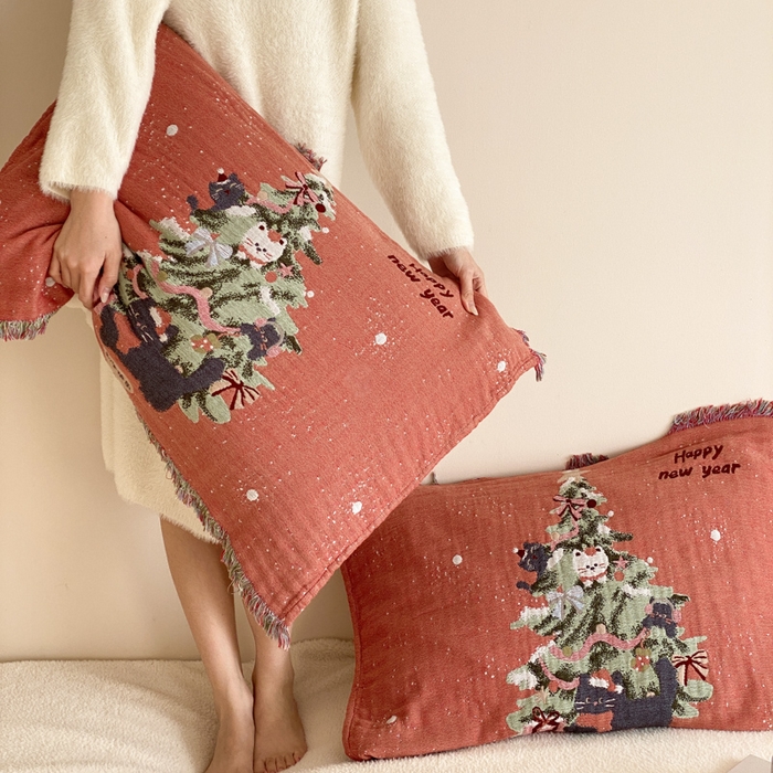 91家纺网 家纺一手货源 找家纺 麻依 2025新款四层纱布全棉新年大红枕巾流苏婚庆枕盖 圣诞小猫