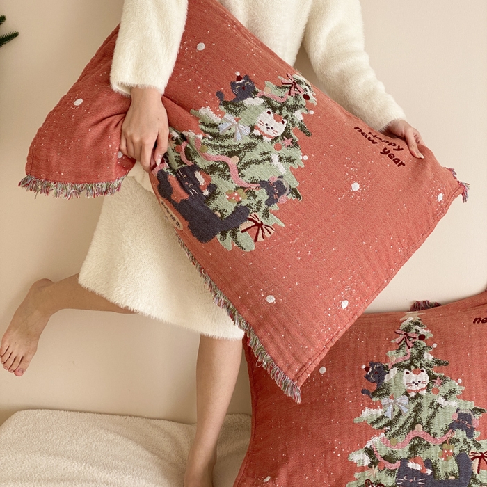 91家纺网 家纺一手货源 找家纺 麻依 2025新款四层纱布全棉新年大红枕巾流苏婚庆枕盖 圣诞小猫