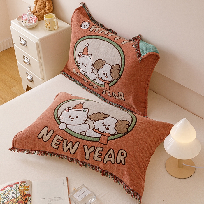 91家纺网 家纺一手货源 找家纺 麻依 2025新款四层纱布全棉新年大红枕巾流苏婚庆枕盖 新年快乐