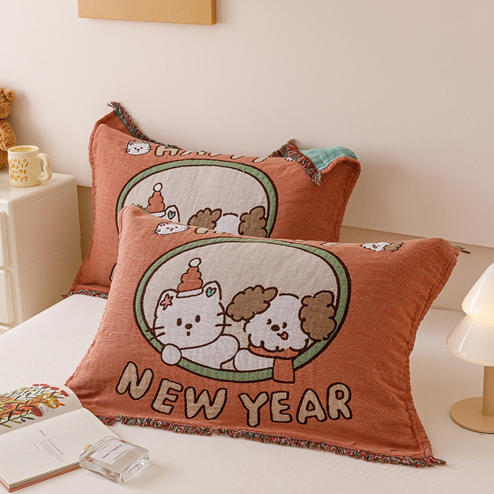 91家纺网 家纺一手货源 找家纺 麻依 2025新款四层纱布全棉新年大红枕巾流苏婚庆枕盖 新年快乐