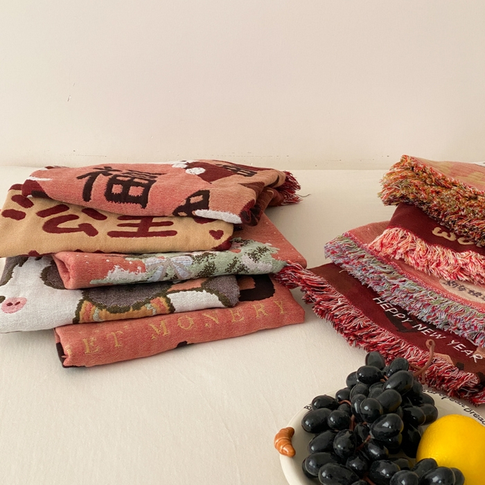 91家纺网 家纺一手货源 找家纺 麻依 2025新款四层纱布全棉新年大红枕巾流苏婚庆枕盖 组合