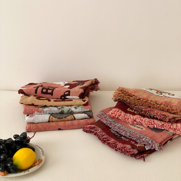 91家纺网 家纺一手货源 找家纺 麻依 2025新款四层纱布全棉新年大红枕巾流苏婚庆枕盖 组合