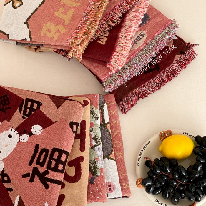 91家纺网 家纺一手货源 找家纺 麻依 2025新款四层纱布全棉新年大红枕巾流苏婚庆枕盖 组合