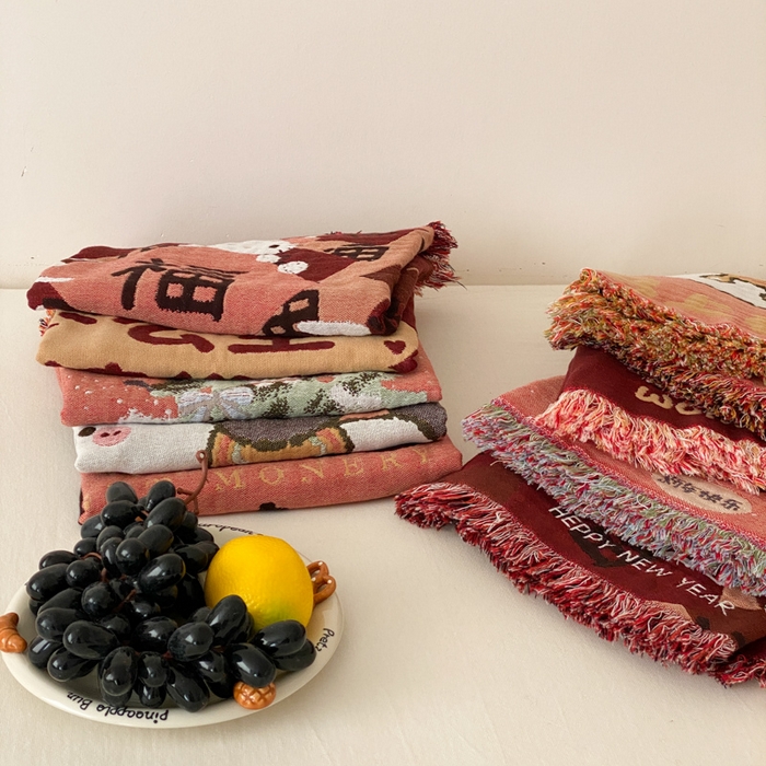 91家纺网 家纺一手货源 找家纺 麻依 2025新款四层纱布全棉新年大红枕巾流苏婚庆枕盖 组合