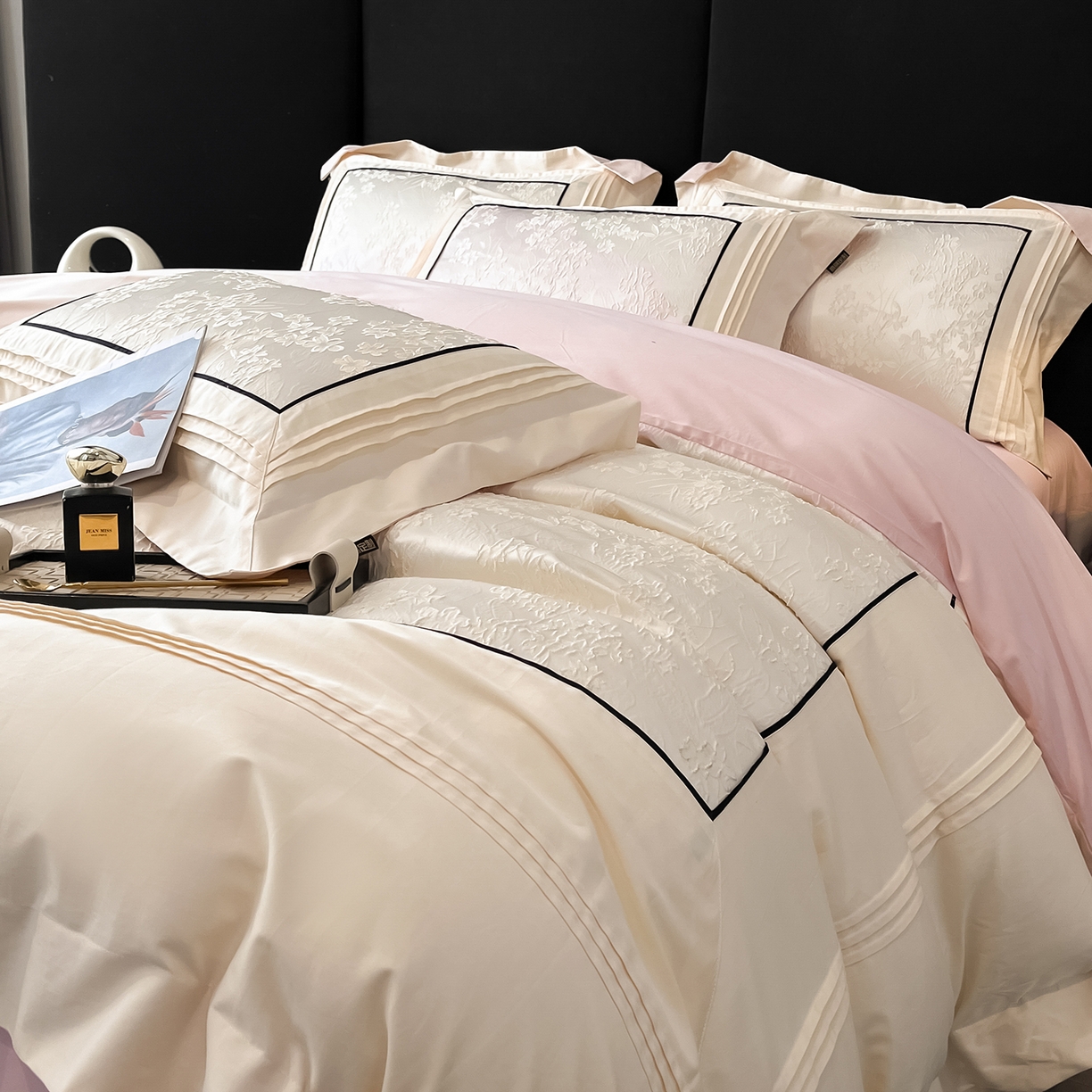 91家纺网 家纺一手货源 找家纺 置顶家纺 2025新款洛神系列亲肤提花拼角压框四件套 洛神-白+粉玉