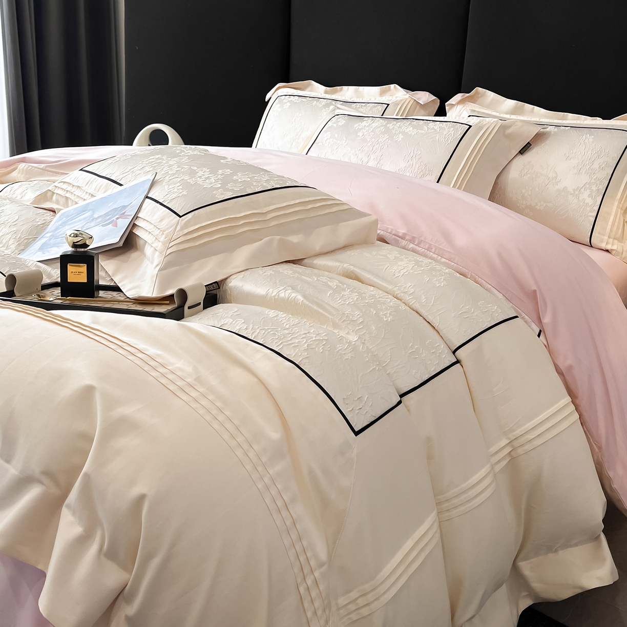 91家纺网 家纺一手货源 找家纺 置顶家纺 2025新款洛神系列亲肤提花拼角压框四件套 洛神-白+粉玉