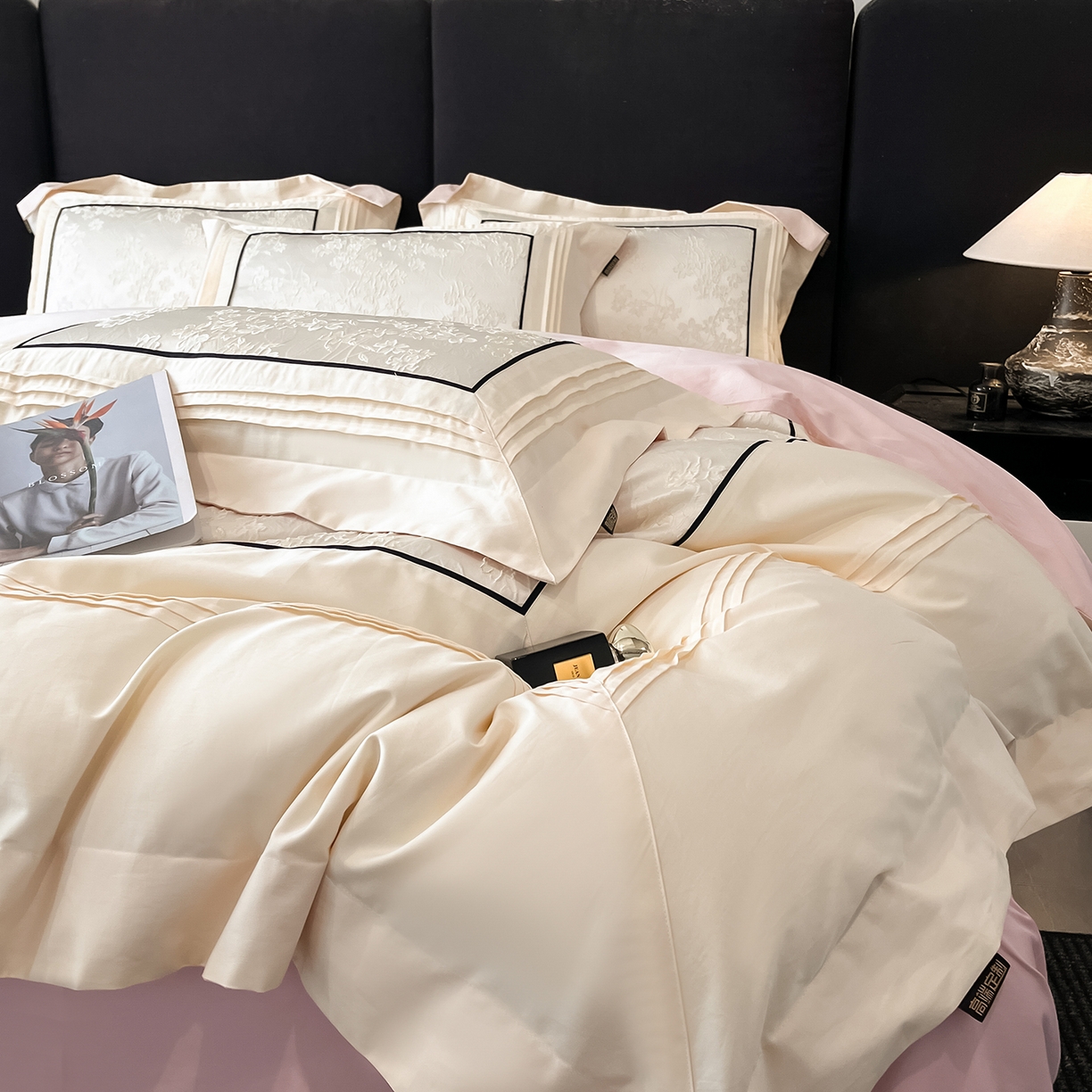 91家纺网 家纺一手货源 找家纺 置顶家纺 2025新款洛神系列亲肤提花拼角压框四件套 洛神-白+粉玉