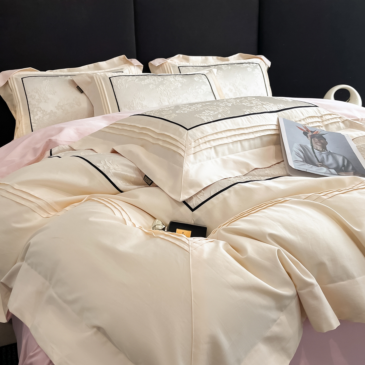 91家纺网 家纺一手货源 找家纺 置顶家纺 2025新款洛神系列亲肤提花拼角压框四件套 洛神-白+粉玉