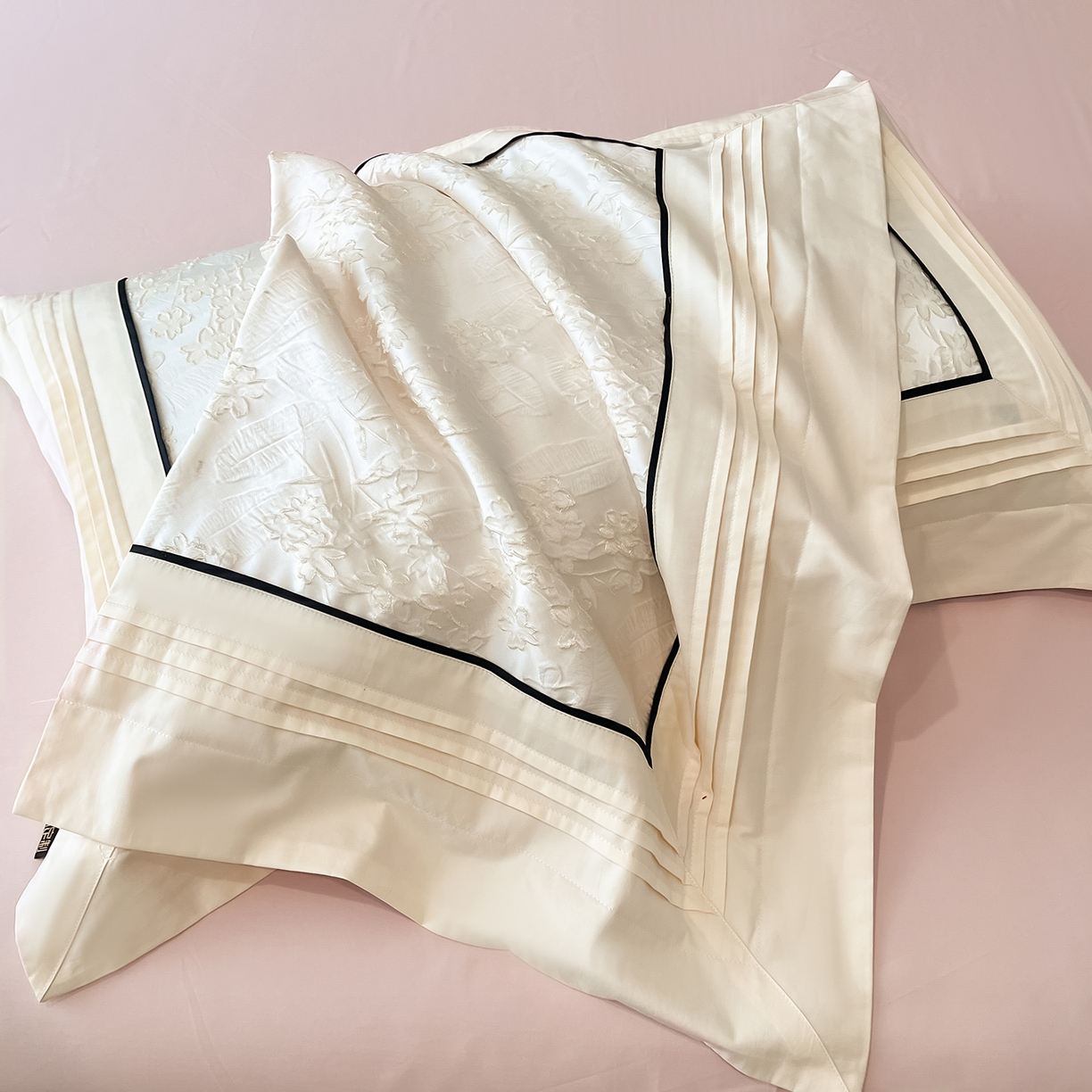 91家纺网 家纺一手货源 找家纺 置顶家纺 2025新款洛神系列亲肤提花拼角压框四件套 洛神-白+粉玉