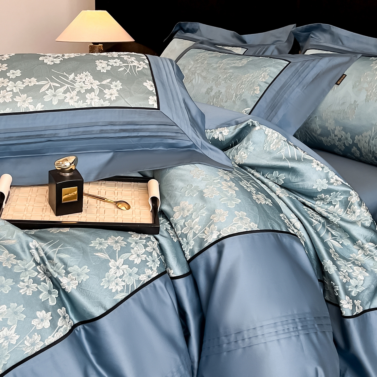 91家纺网 家纺一手货源 找家纺 置顶家纺 2025新款洛神系列亲肤提花拼角压框四件套 洛神-碧蓝