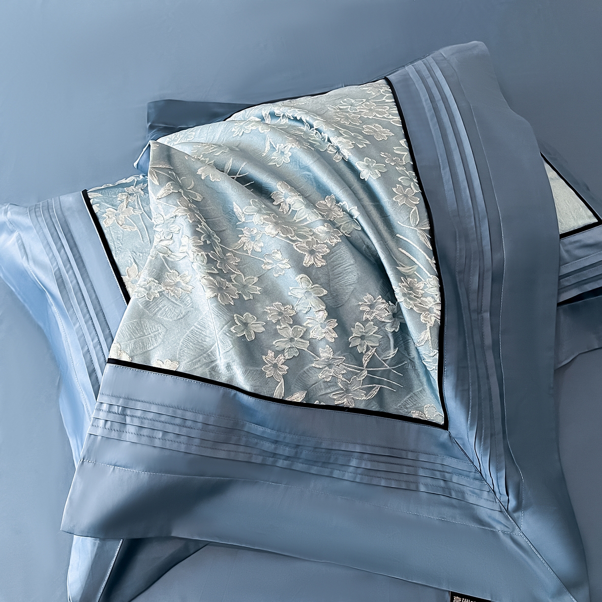 91家纺网 家纺一手货源 找家纺 置顶家纺 2025新款洛神系列亲肤提花拼角压框四件套 洛神-碧蓝