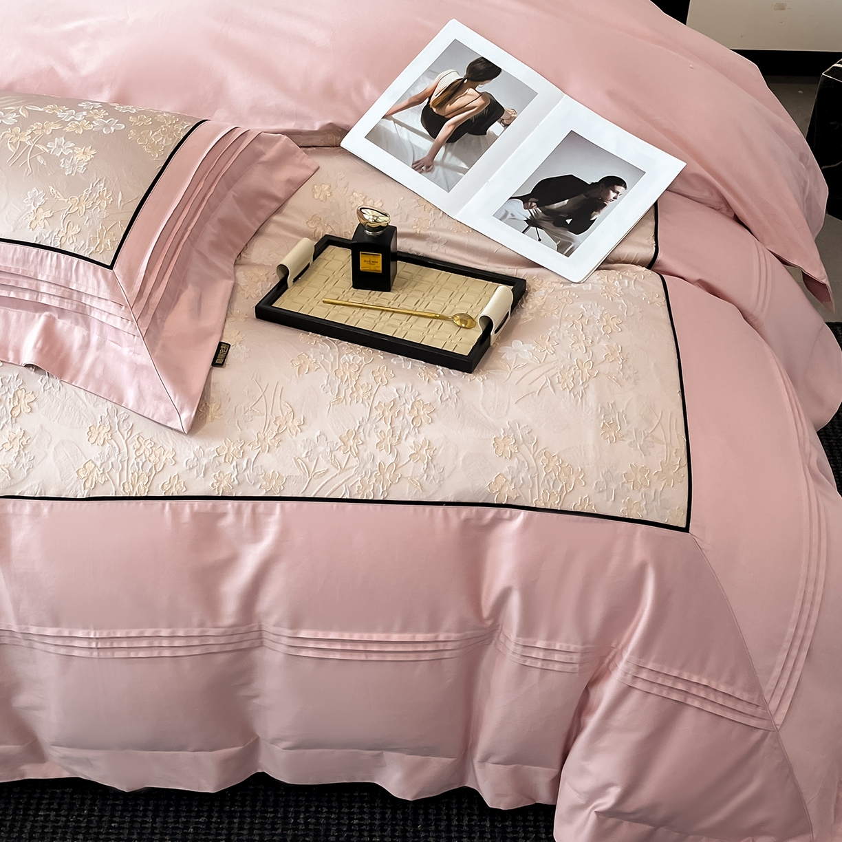 91家纺网 家纺一手货源 找家纺 置顶家纺 2025新款洛神系列亲肤提花拼角压框四件套 洛神-豆沙紫