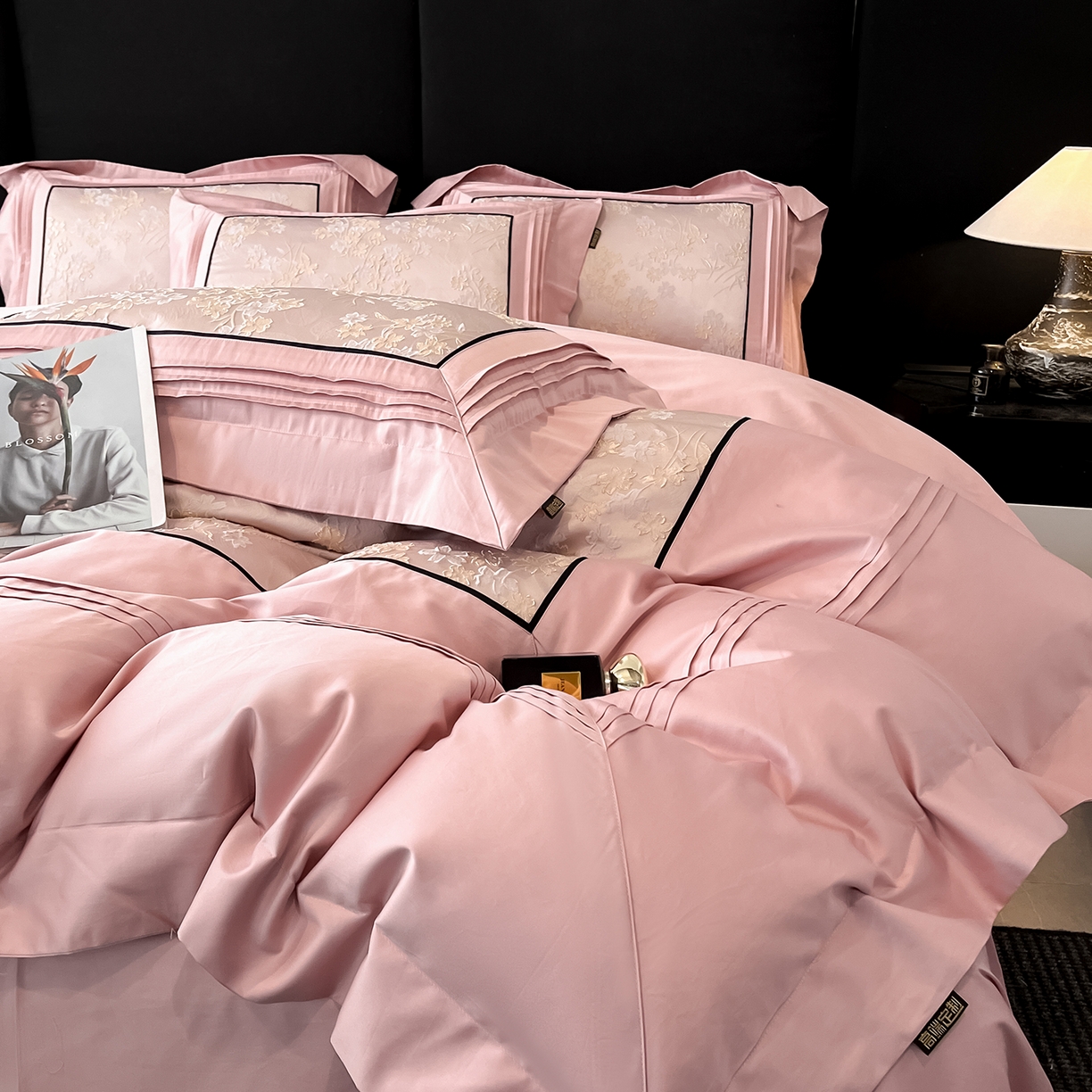 91家纺网 家纺一手货源 找家纺 置顶家纺 2025新款洛神系列亲肤提花拼角压框四件套 洛神-豆沙紫