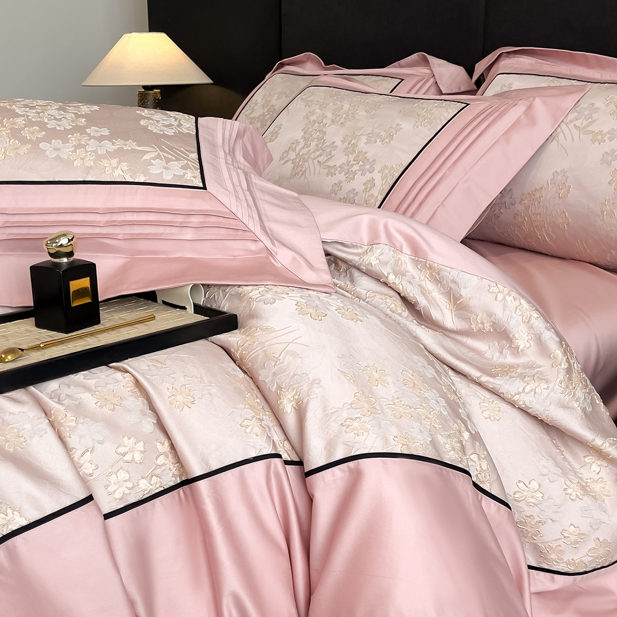 91家纺网 家纺一手货源 找家纺 置顶家纺 2025新款洛神系列亲肤提花拼角压框四件套 洛神-豆沙紫