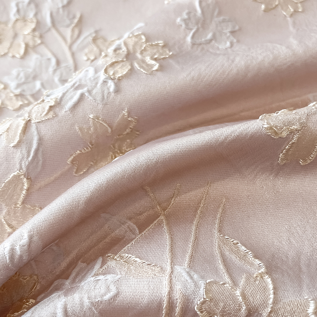 91家纺网 家纺一手货源 找家纺 置顶家纺 2025新款洛神系列亲肤提花拼角压框四件套 洛神-豆沙紫