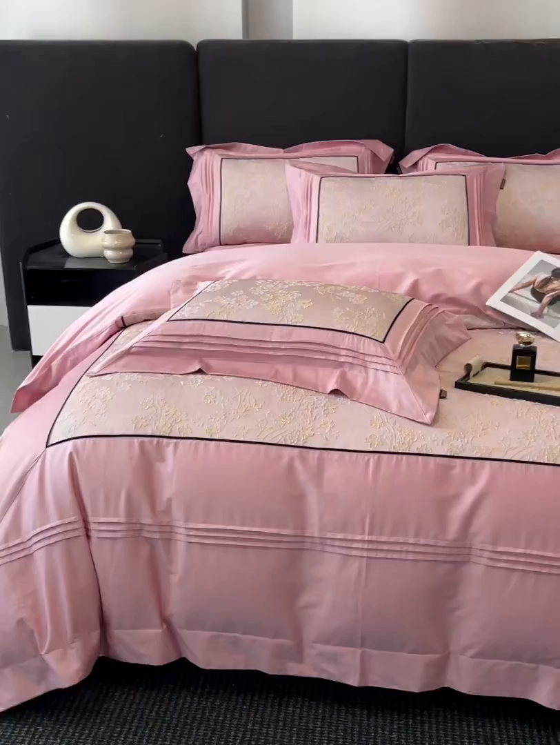 91家纺网 家纺一手货源 找家纺 置顶家纺 2025新款洛神系列亲肤提花拼角压框四件套 洛神-豆沙紫