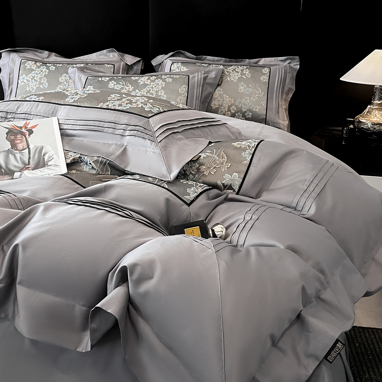 91家纺网 家纺一手货源 找家纺 置顶家纺 2025新款洛神系列亲肤提花拼角压框四件套 洛神-高级灰