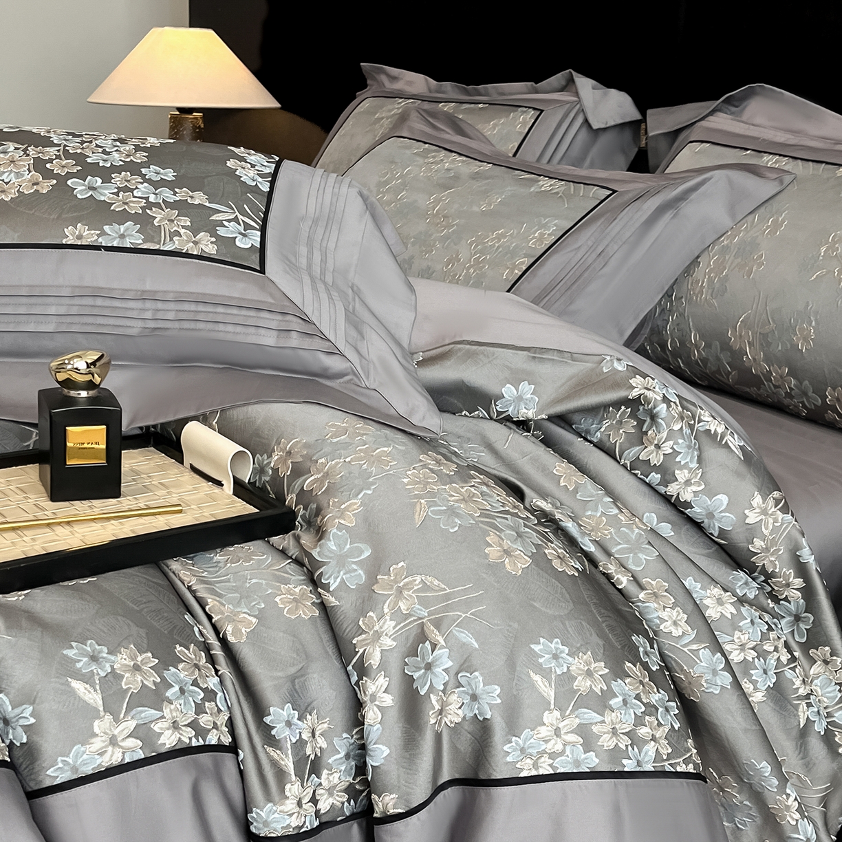 91家纺网 家纺一手货源 找家纺 置顶家纺 2025新款洛神系列亲肤提花拼角压框四件套 洛神-高级灰