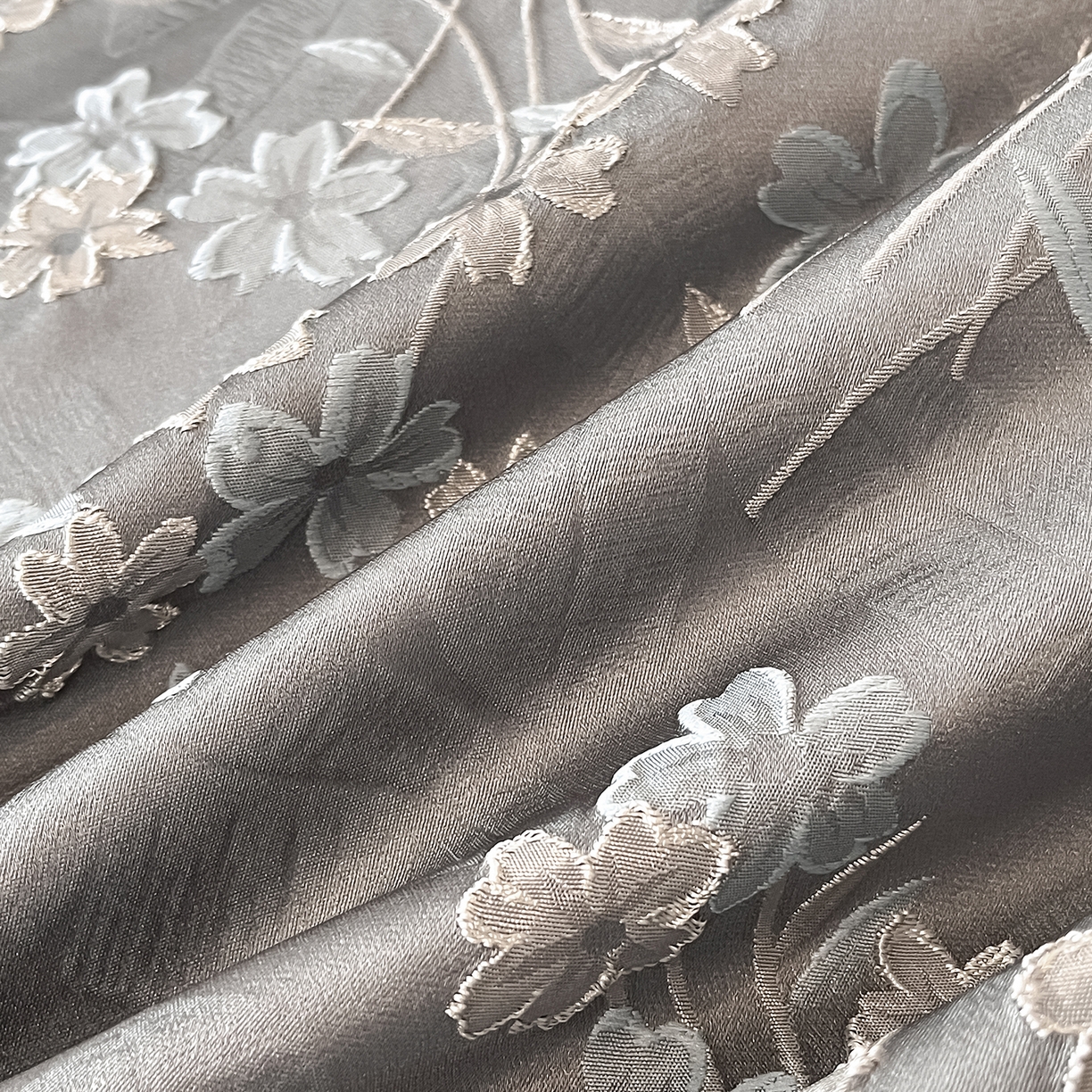 91家纺网 家纺一手货源 找家纺 置顶家纺 2025新款洛神系列亲肤提花拼角压框四件套 洛神-高级灰