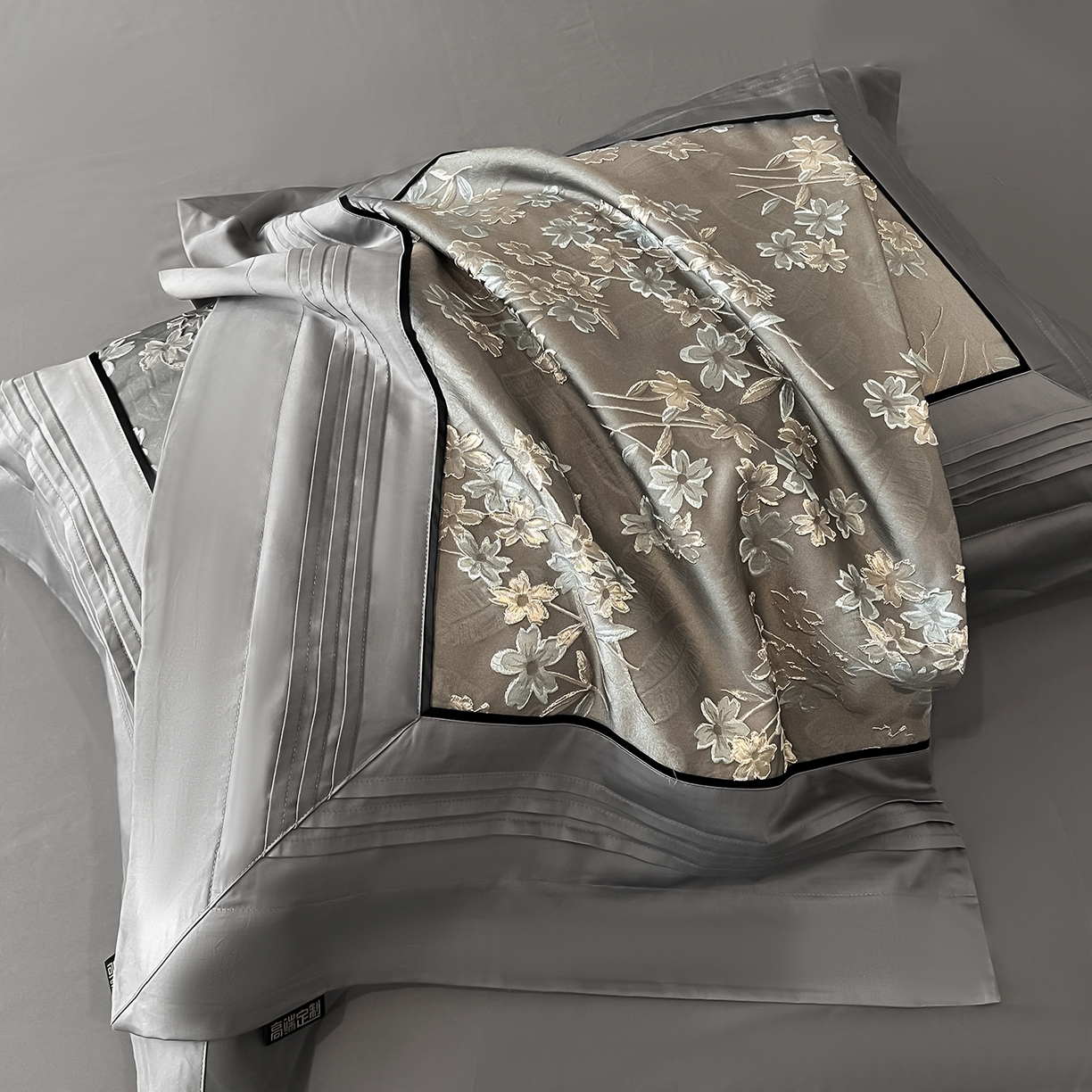 91家纺网 家纺一手货源 找家纺 置顶家纺 2025新款洛神系列亲肤提花拼角压框四件套 洛神-高级灰