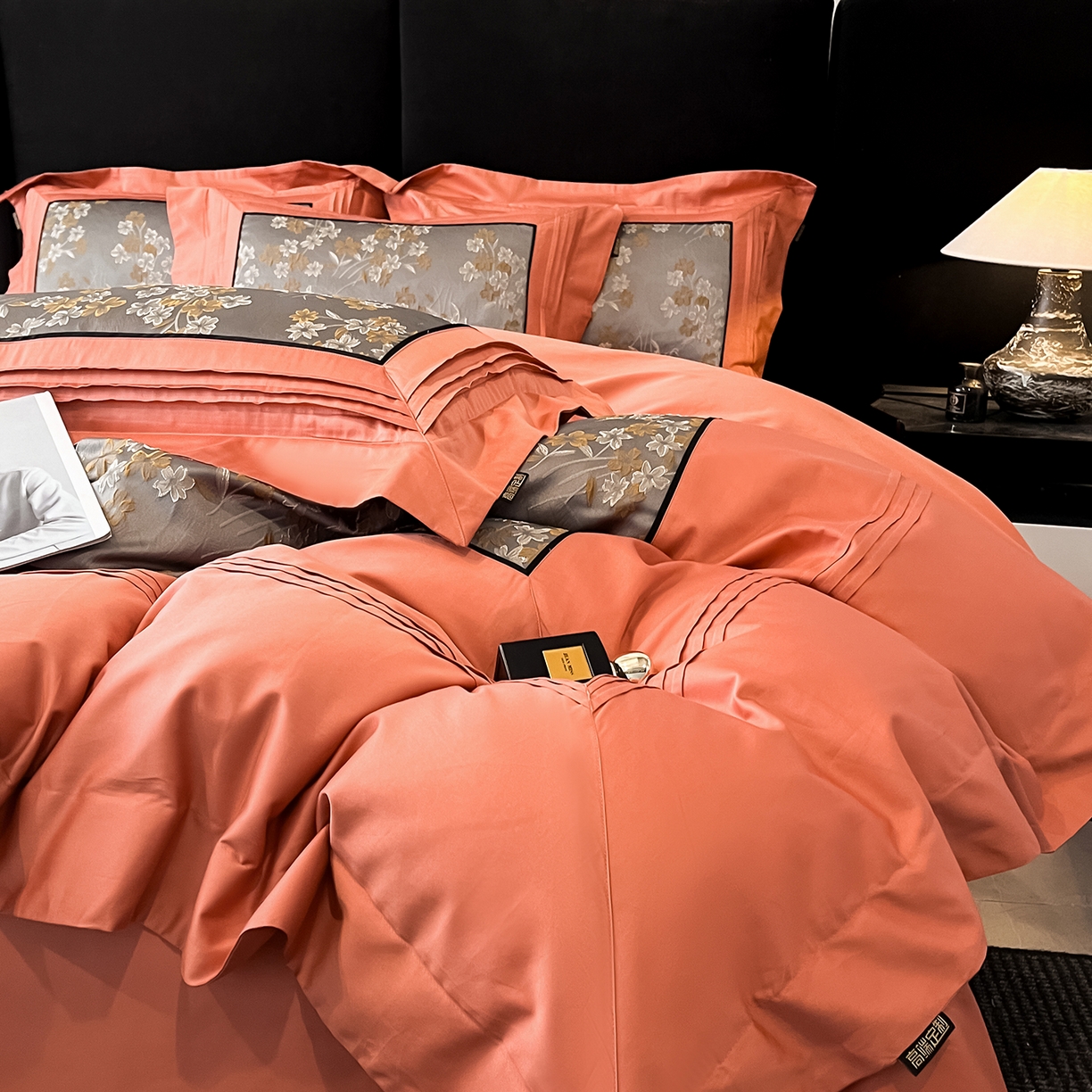 91家纺网 家纺一手货源 找家纺 置顶家纺 2025新款洛神系列亲肤提花拼角压框四件套 洛神-摩根橘