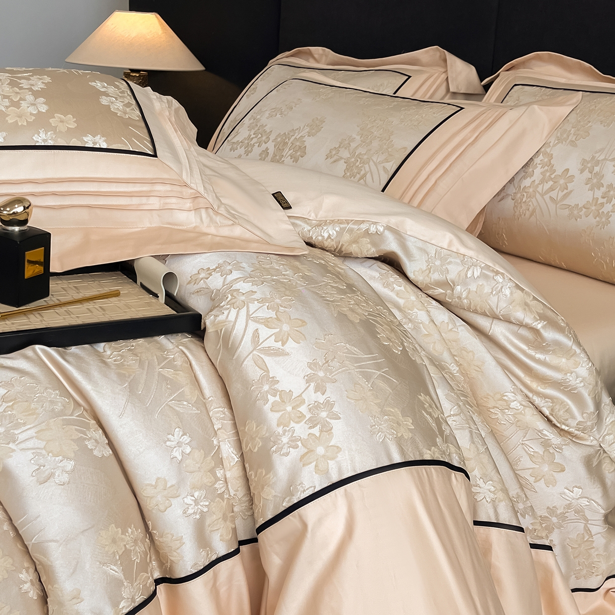 91家纺网 家纺一手货源 找家纺 置顶家纺 2025新款洛神系列亲肤提花拼角压框四件套 洛神-浅香槟