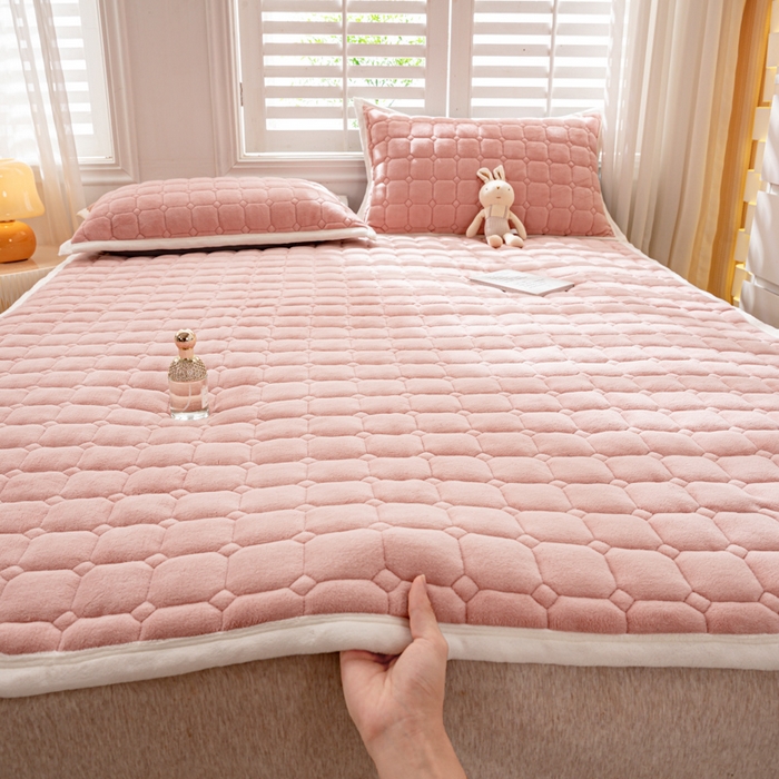 91家纺网 家纺一手货源 找家纺 女子家纺 2025新款全消光牛奶绒床垫 浅豆沙