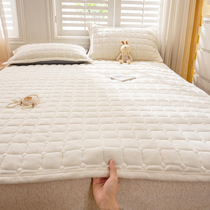 91家纺网 家纺一手货源 找家纺 女子家纺 2025新款全消光牛奶绒床垫 奶油白