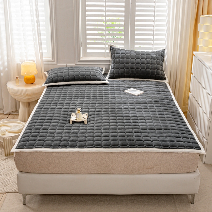 91家纺网 家纺一手货源 找家纺 女子家纺 2025新款全消光牛奶绒床垫 绅士灰