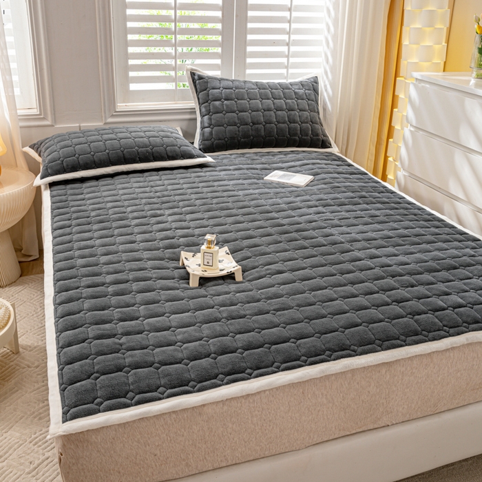 91家纺网 家纺一手货源 找家纺 女子家纺 2025新款全消光牛奶绒床垫 绅士灰